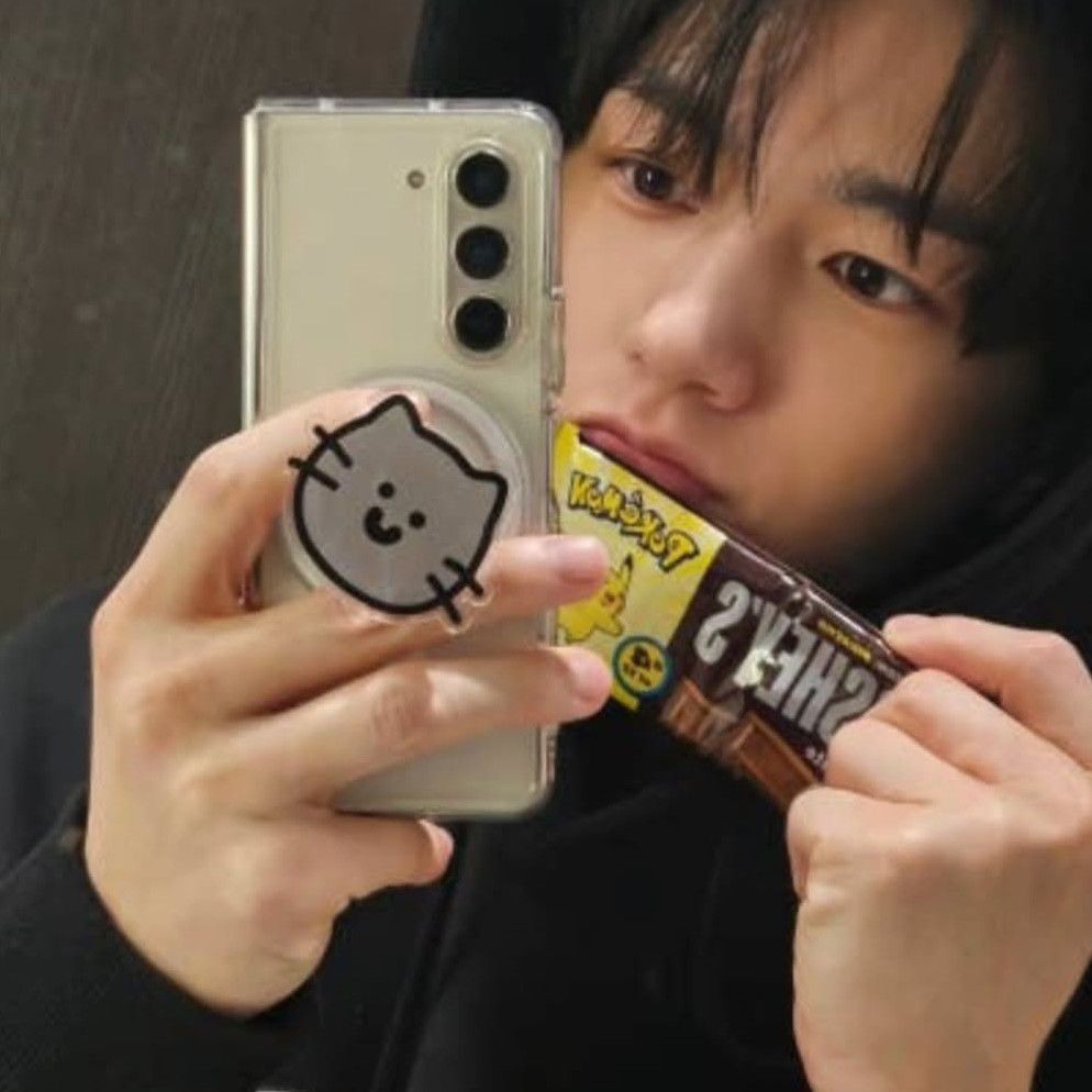 Recent activity shot of Kim Myungsoo (L)