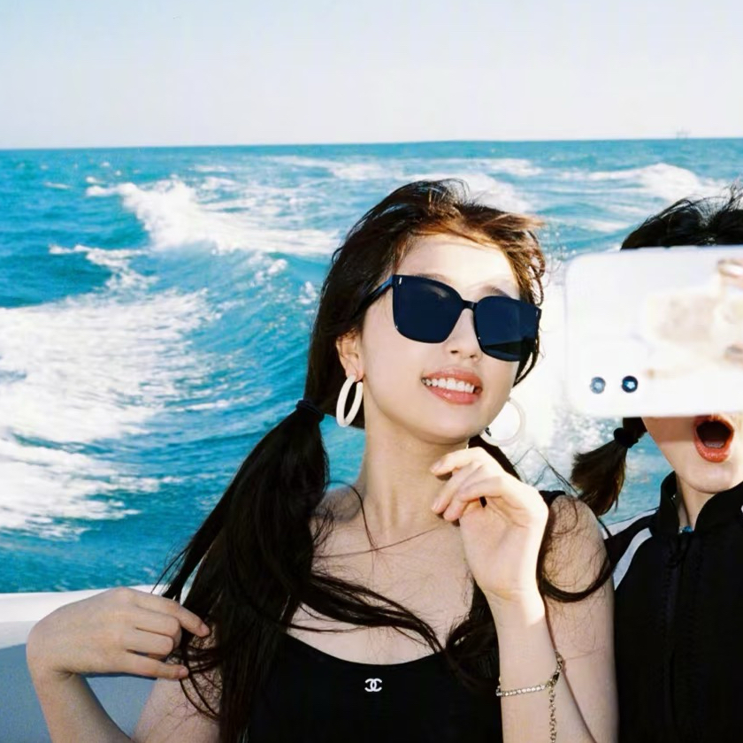 A moment captured by a fan of Esther Yu