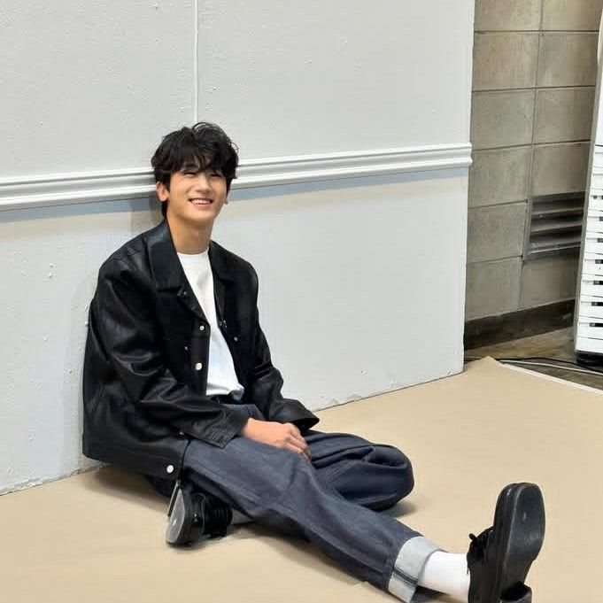 A moment captured by a fan of Park Hyungsik