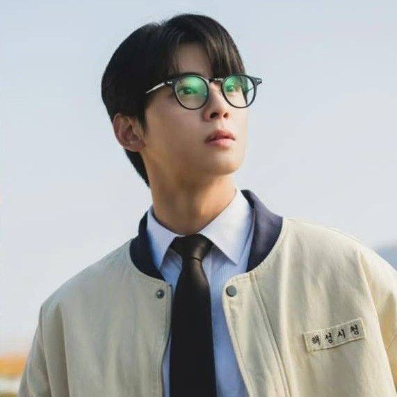 Behind-the-scenes cut of Cha Eunwoo