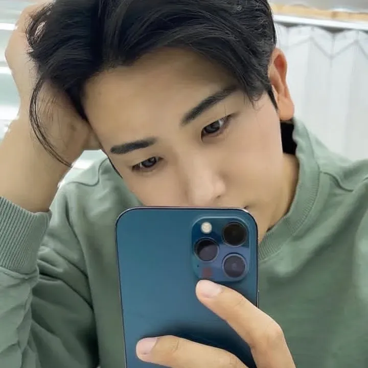 A moment captured by a fan of Park Hyungsik