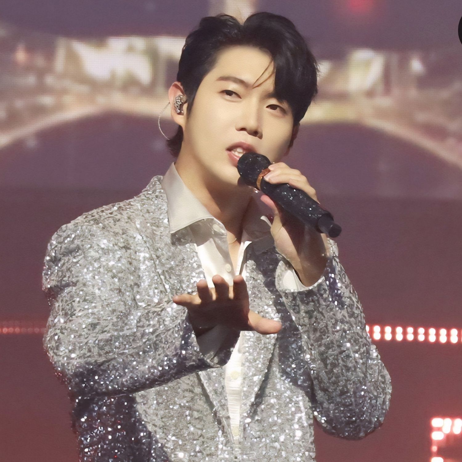 A moment captured by a fan of Son Taejin