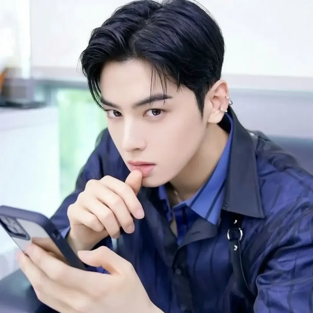 Recent activity shot of Cha Eunwoo