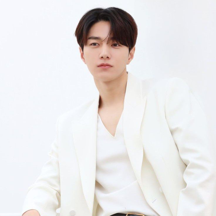 Recent activity shot of Kim Myungsoo (L)