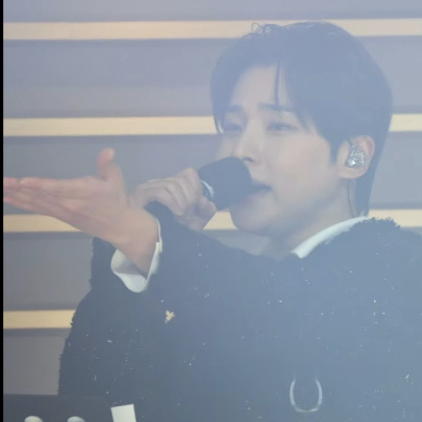 A moment captured by a fan of Seong Ri