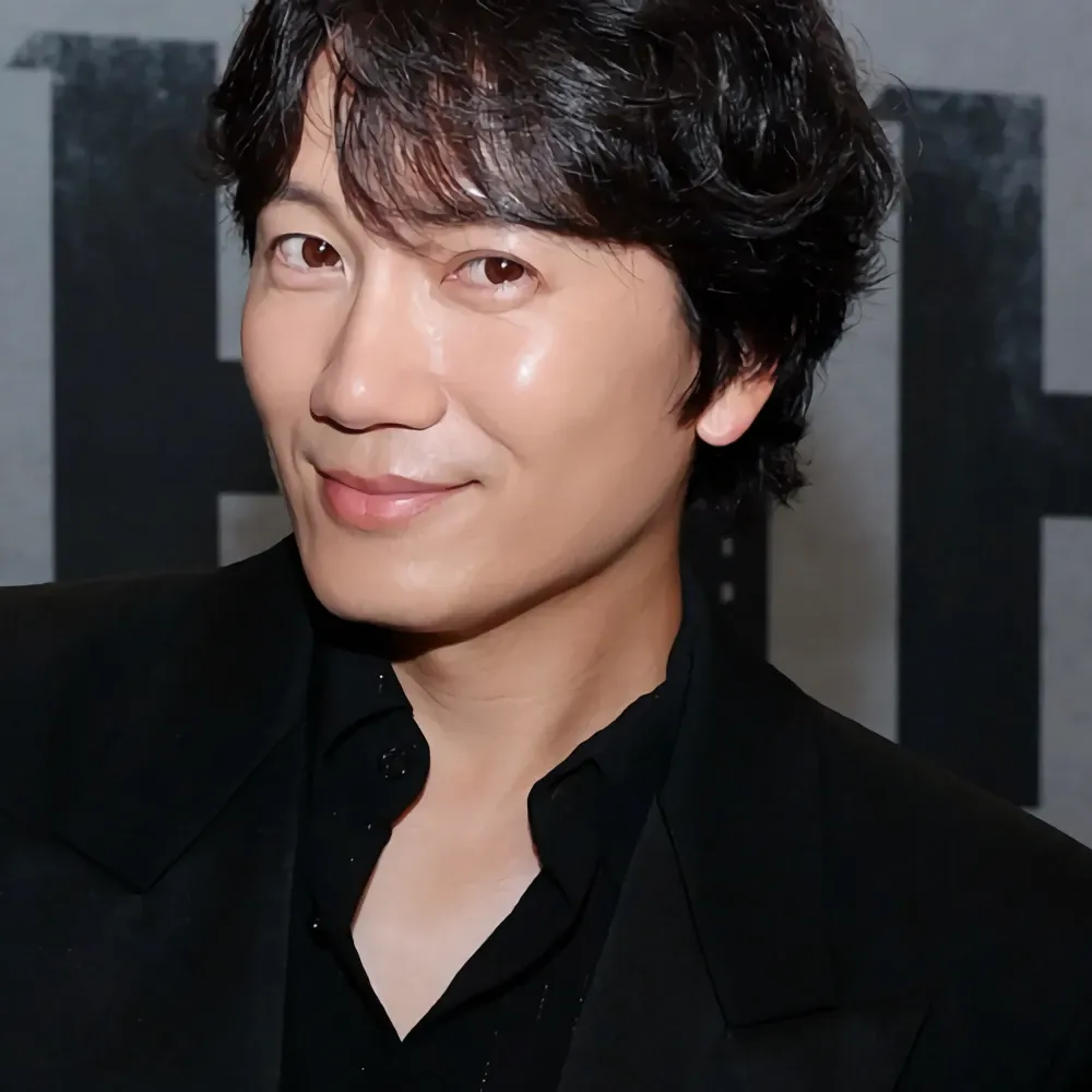 Behind-the-scenes cut of Ji Sung
