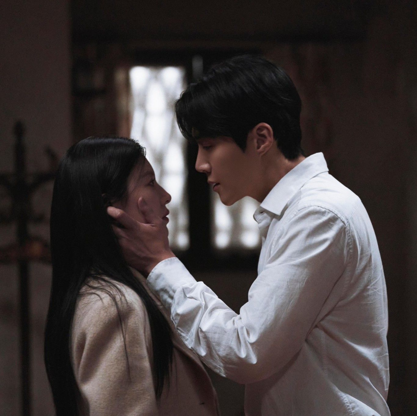 Behind-the-scenes cut of Kim Seonho