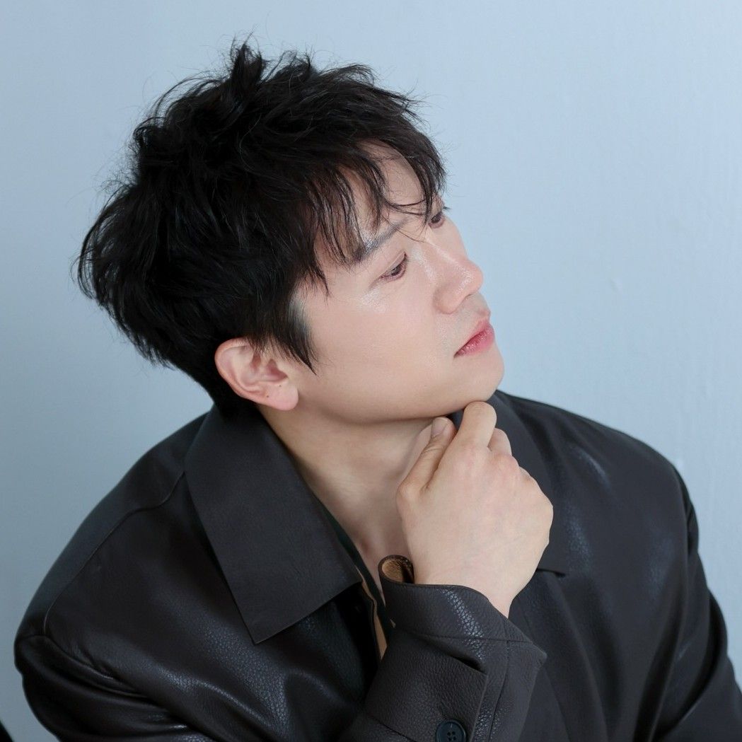 Behind-the-scenes cut of Ji Sung