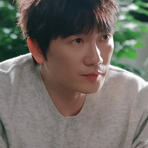 Behind-the-scenes cut of Ji Sung