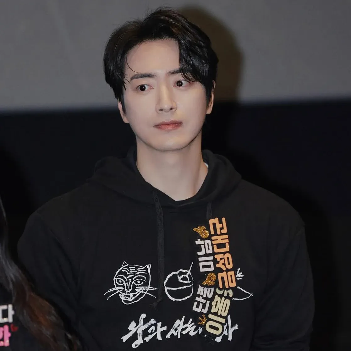 A moment captured by a fan of Lee Joonhyuk