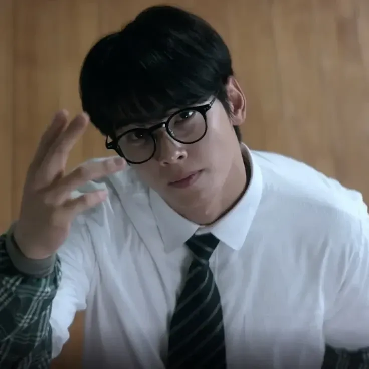 Behind-the-scenes cut of Cha Eunwoo
