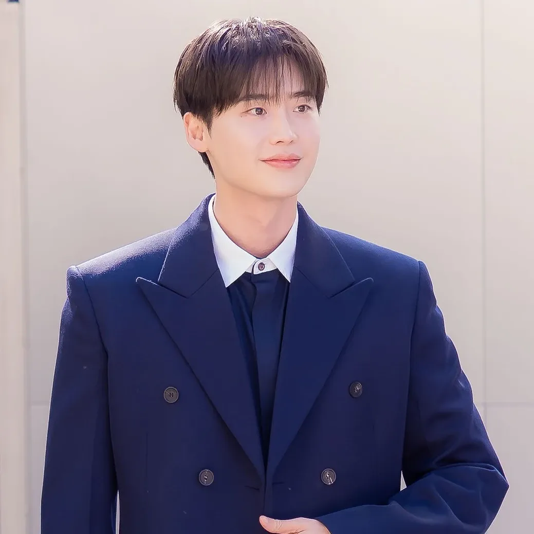 Recent activity shot of Lee Jongsuk