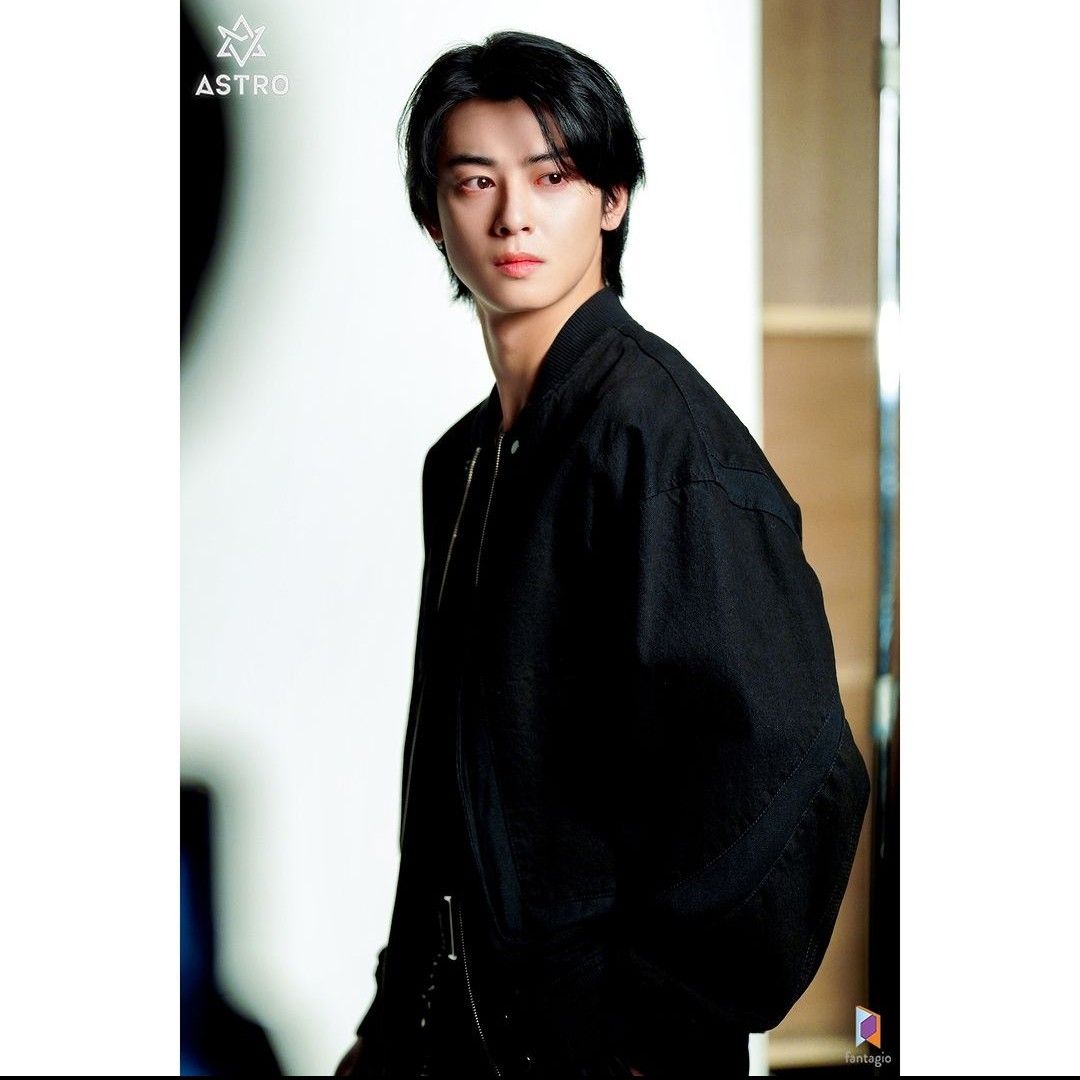 Latest photo of Cha Eunwoo