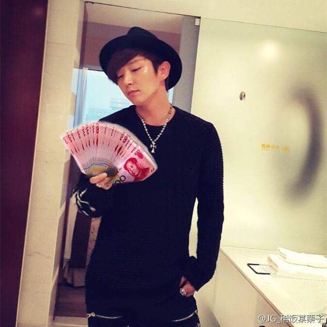 A moment captured by a fan of Lee Joongi