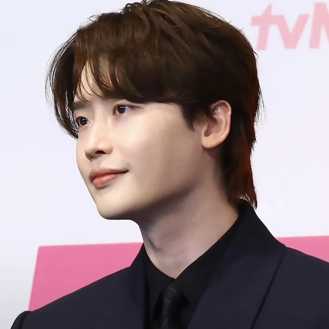 Recent activity shot of Lee Jongsuk