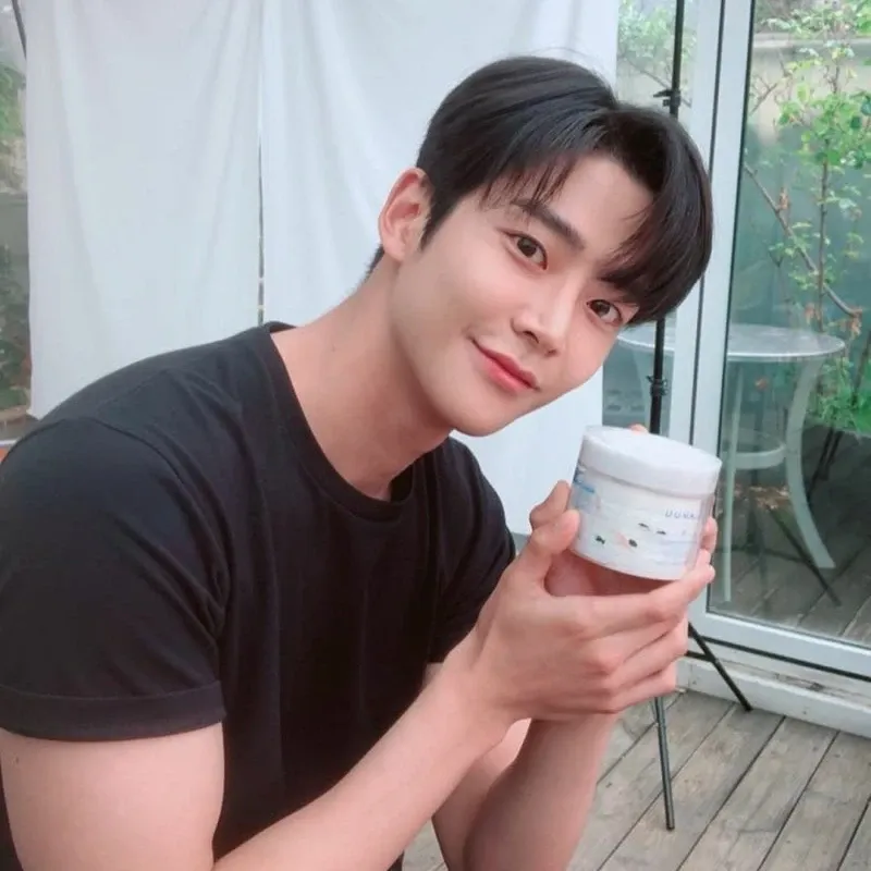Momen yang diabadikan oleh penggemar Rowoon