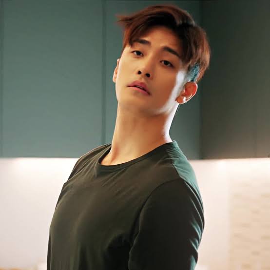 Behind-the-scenes cut of Sunghoon