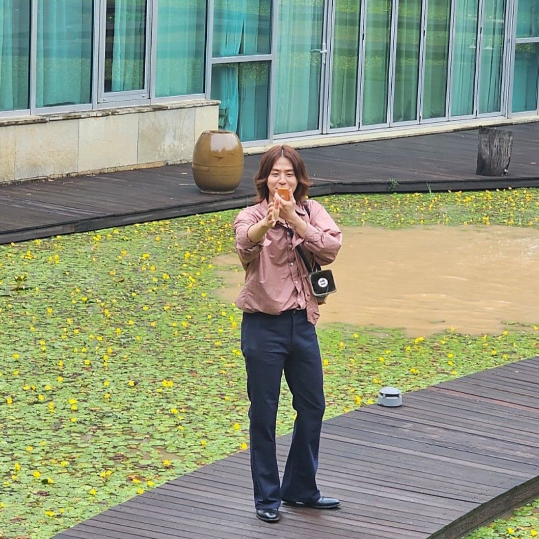 A moment captured by a fan of Lee Solomon