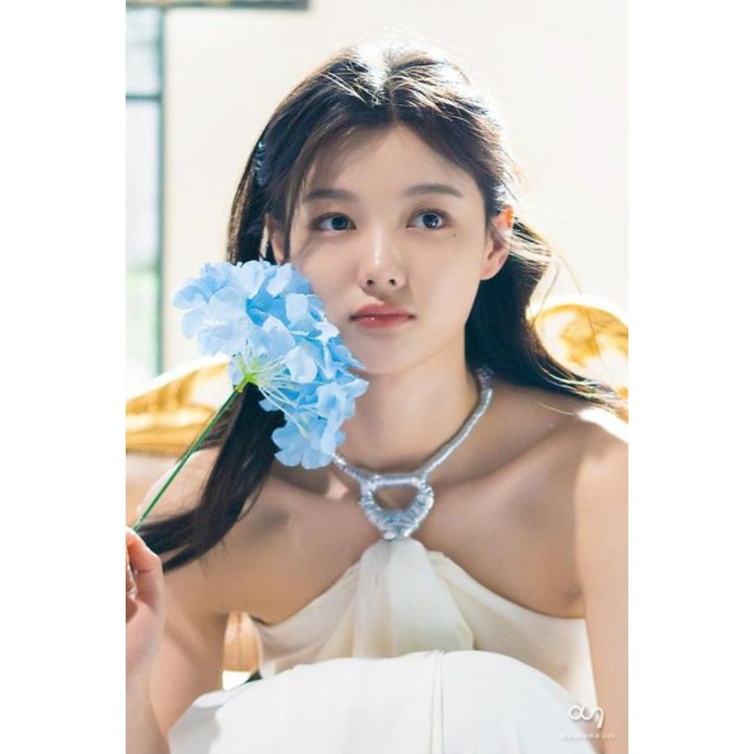 Behind-the-scenes cut of Kim Youjung