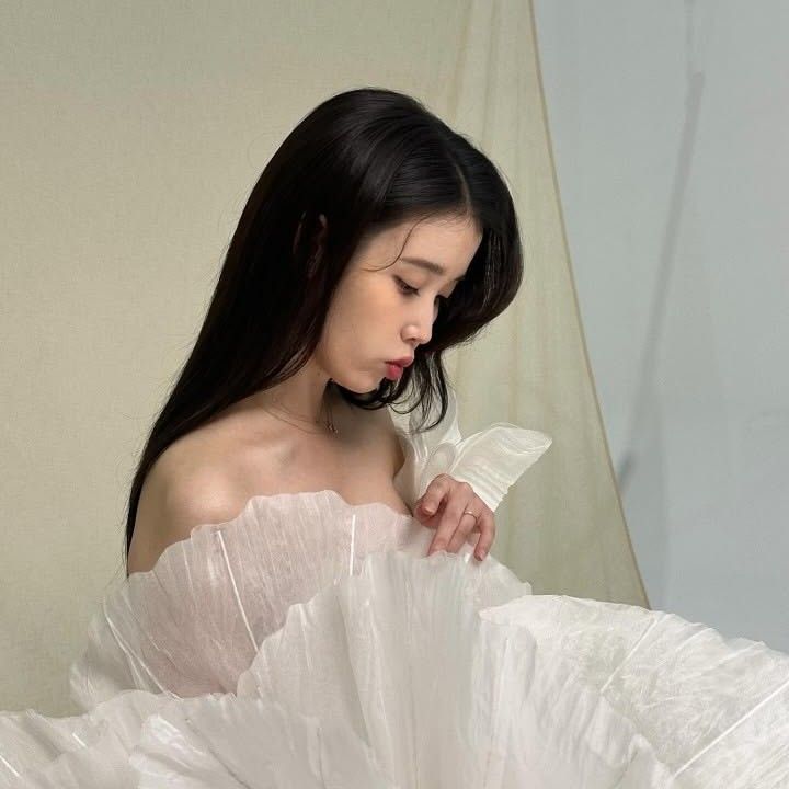 Behind-the-scenes cut of IU