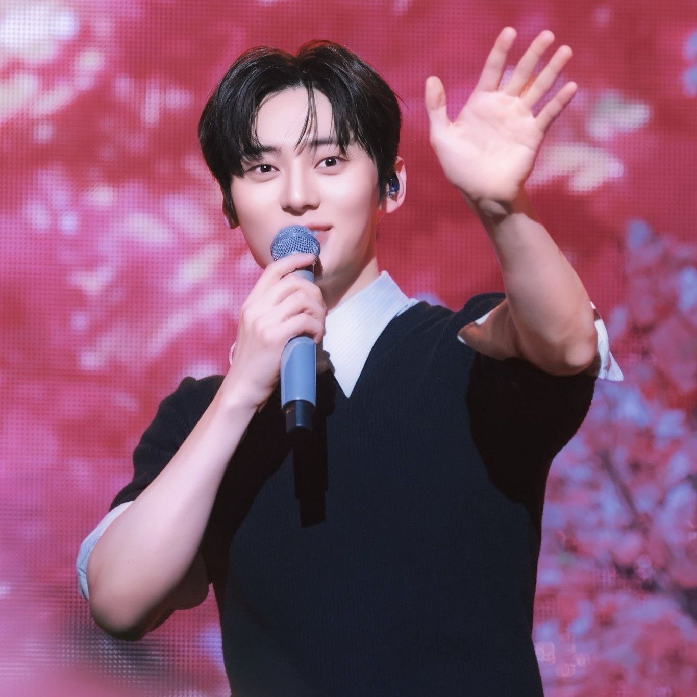 A moment captured by a fan of Hwang Minhyun