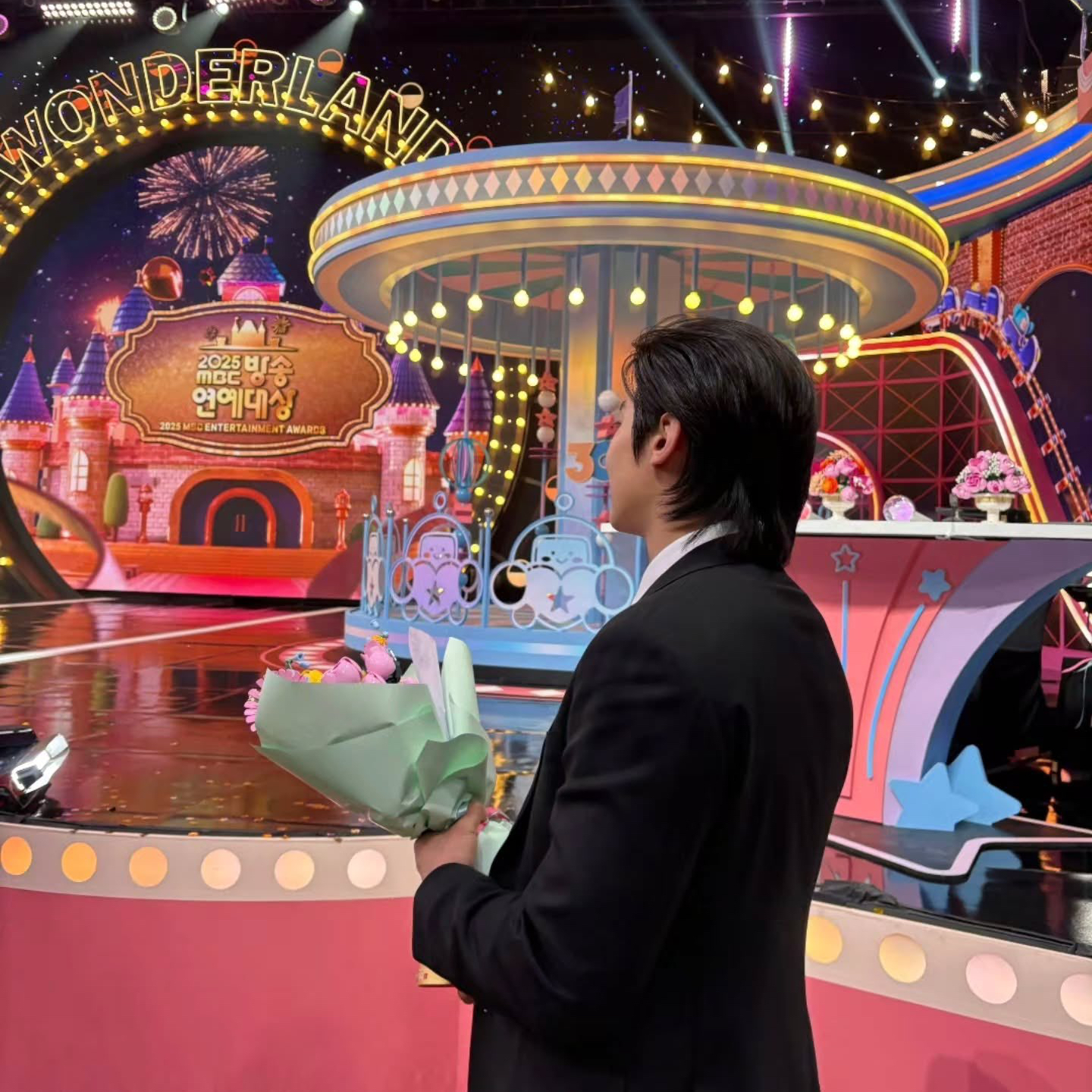 Behind-the-scenes cut of Dex