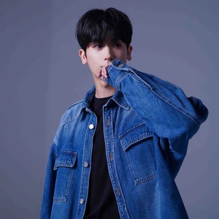 A moment captured by a fan of Park Hyungsik