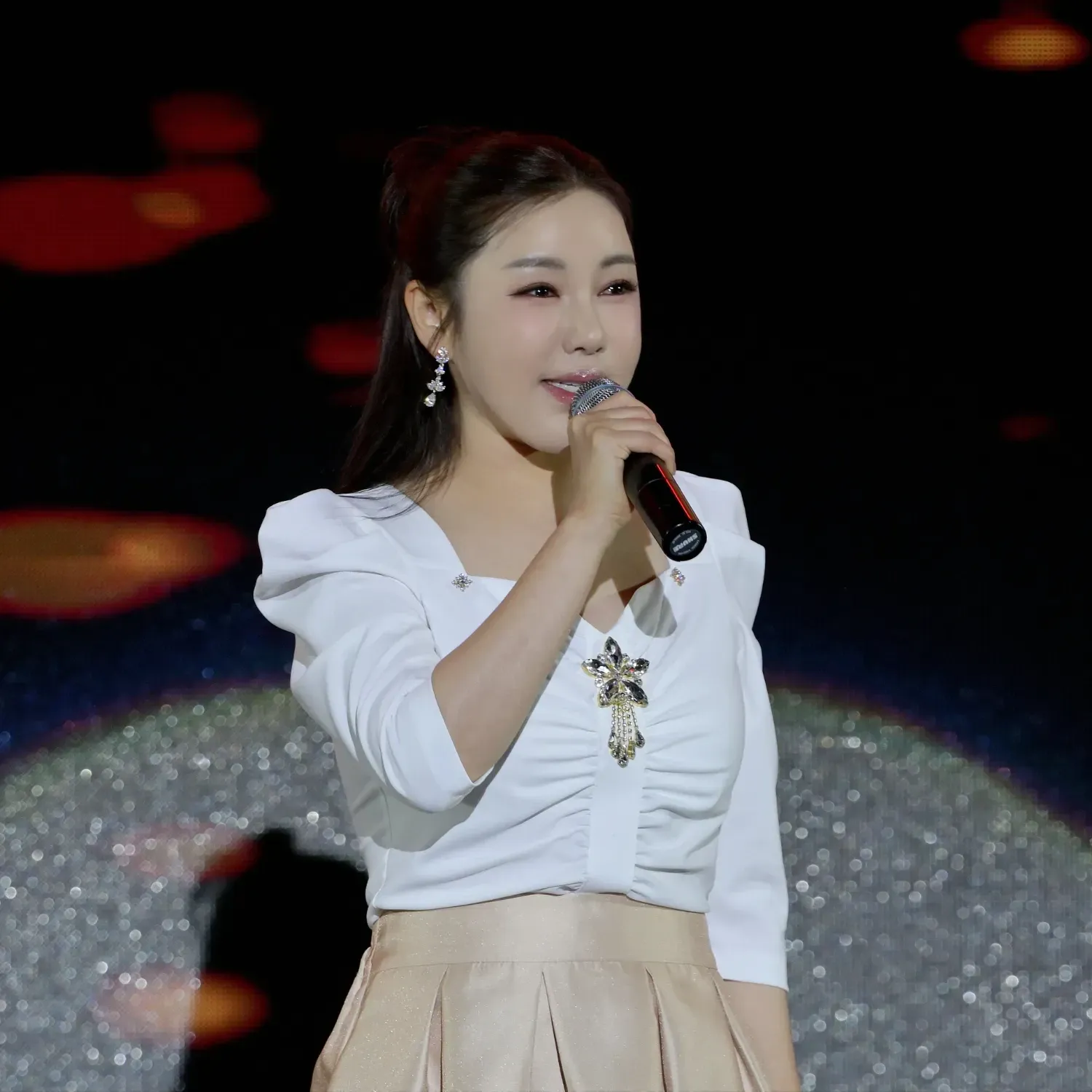 A moment captured by a fan of Song Gain