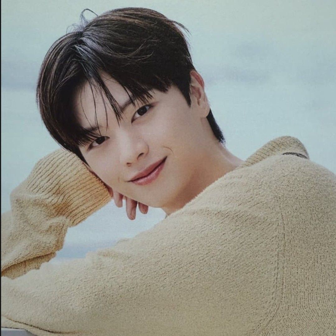 A moment captured by a fan of Yook Sungjae