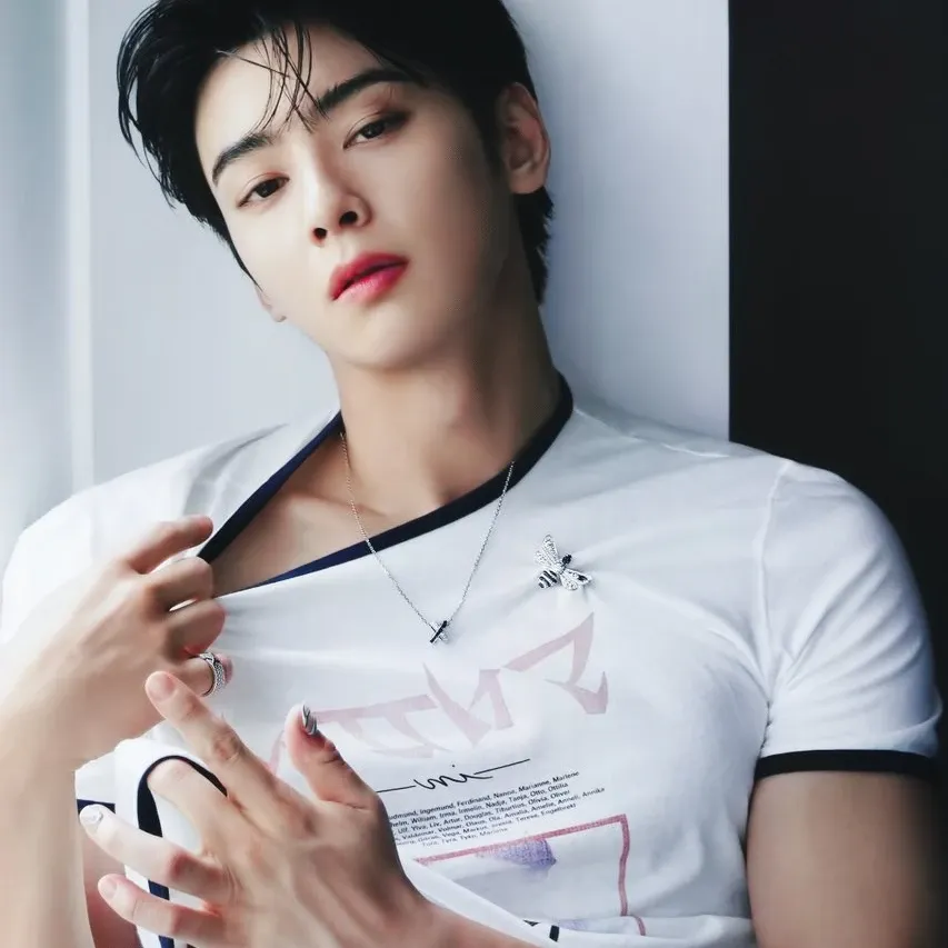 Latest photo of Cha Eunwoo