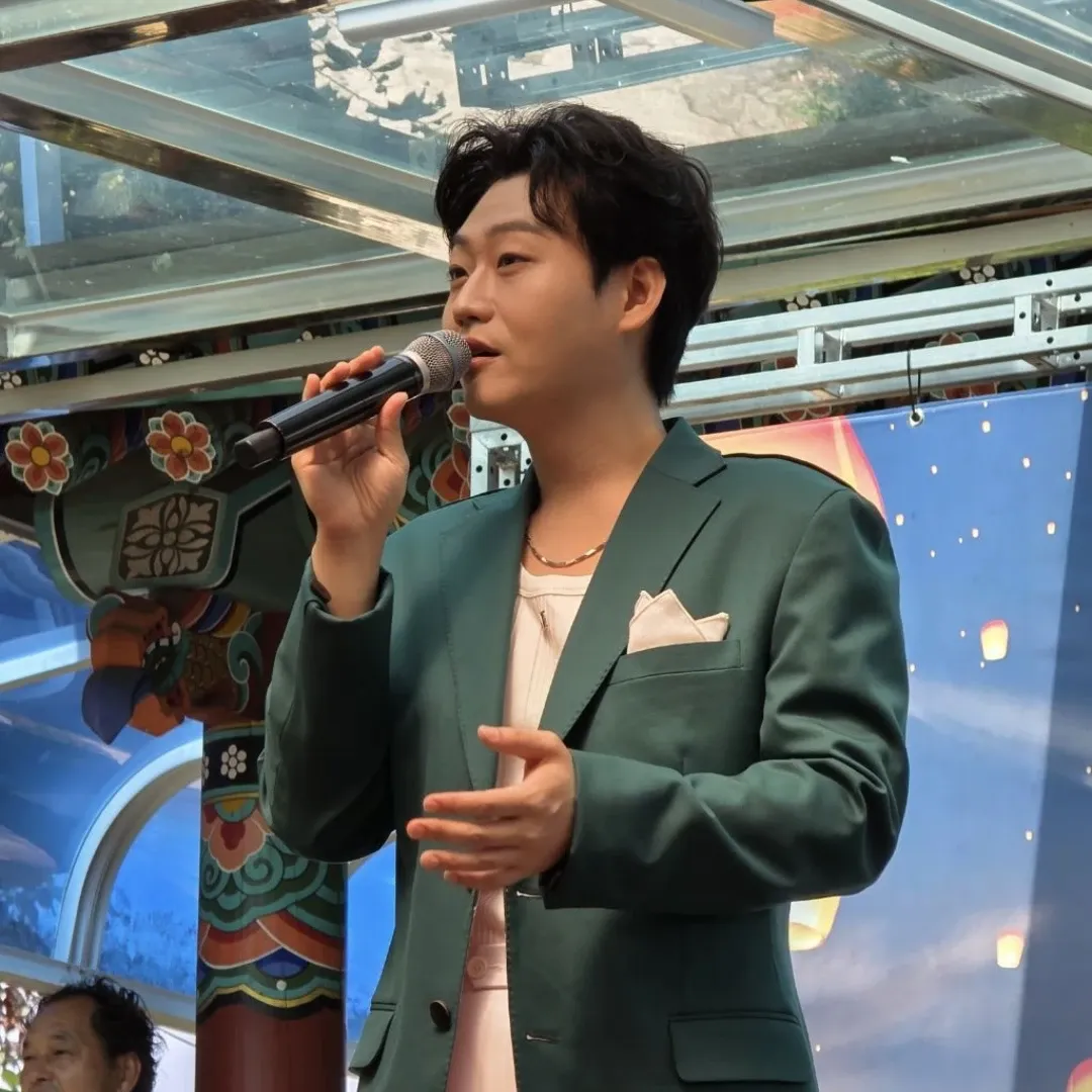 A moment captured by a fan of Min Soohyun