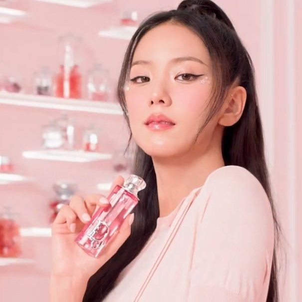 Behind-the-scenes cut of Jisoo (1995)