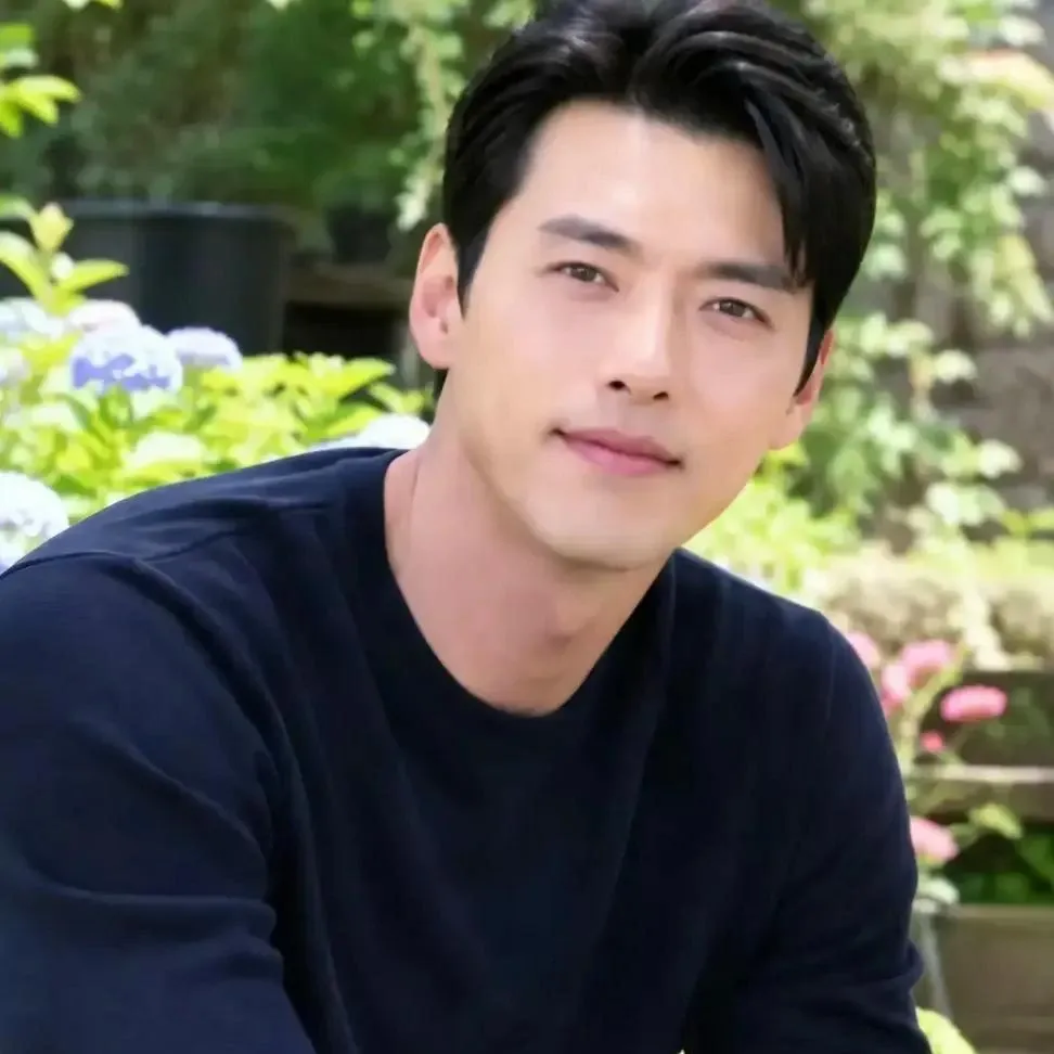 Momen yang diabadikan oleh penggemar Hyun Bin