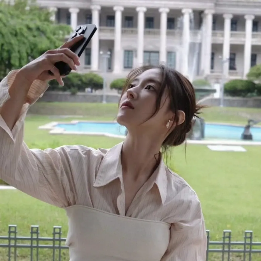 Behind-the-scenes cut of Lee Seyoung