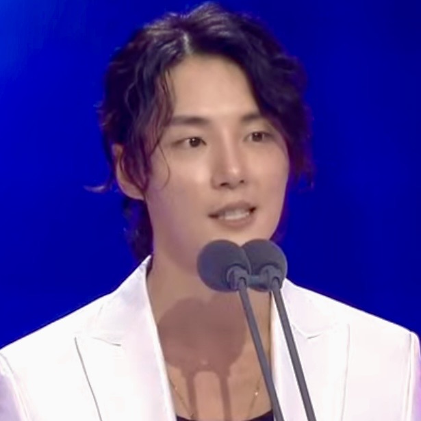 Behind-the-scenes cut of Yoon Shiyoon