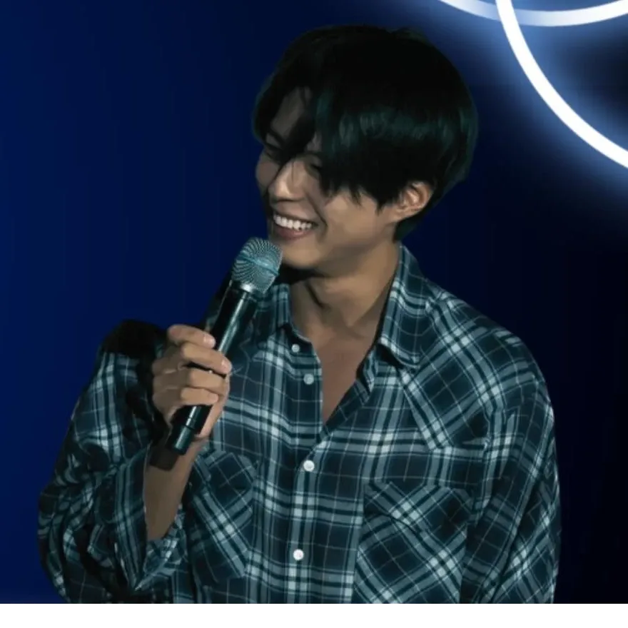 A moment captured by a fan of Park Bogum