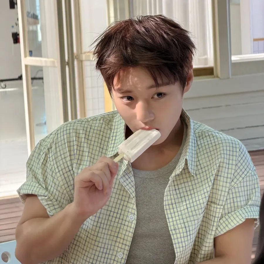 Behind-the-scenes cut of Park Jihoon