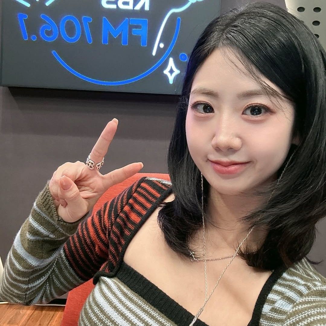 Behind-the-scenes cut of Kang Hyeyeon