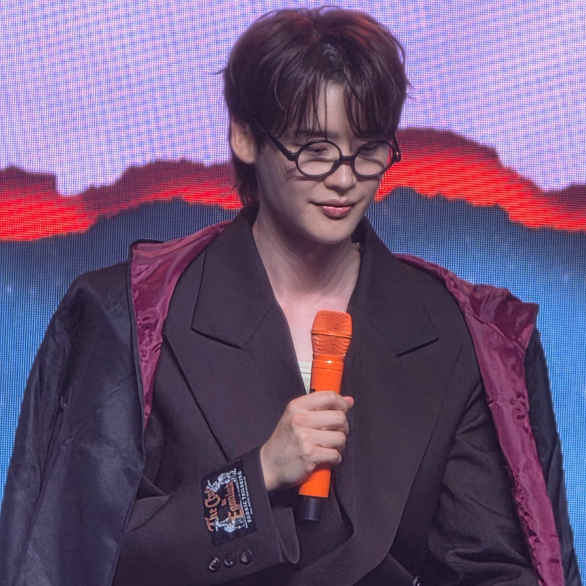 A moment captured by a fan of Lee Jongsuk