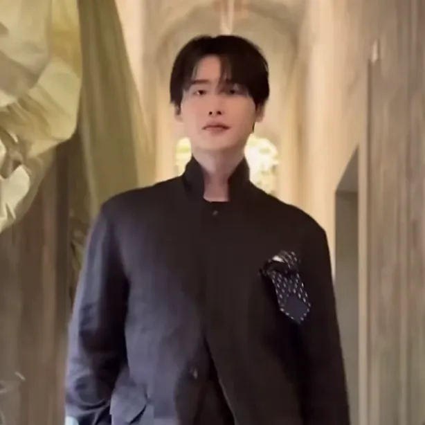 Recent activity shot of Lee Jongsuk