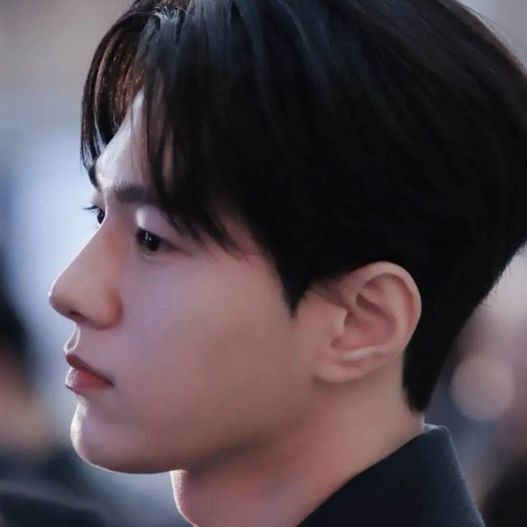 Behind-the-scenes cut of Kim Myungsoo (L)