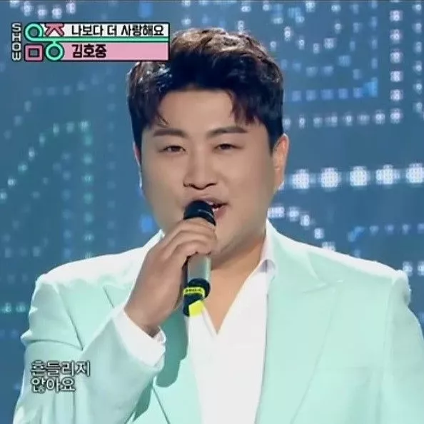 粉丝拍下的金浩中瞬间