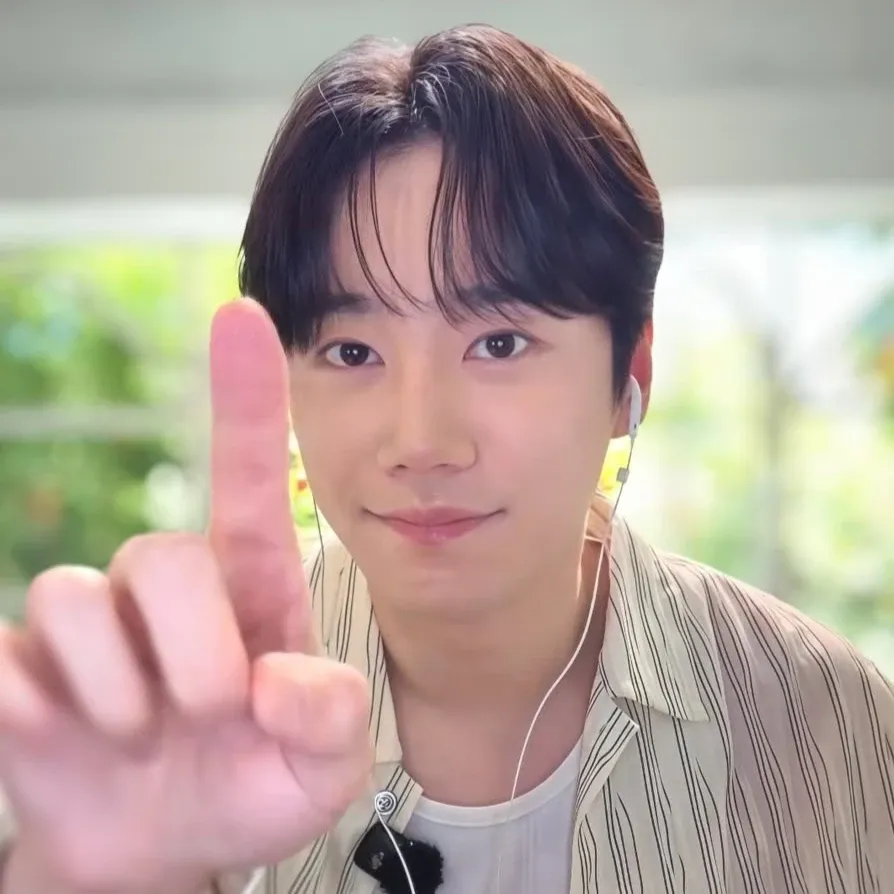 Behind-the-scenes cut of Lee Junyoung
