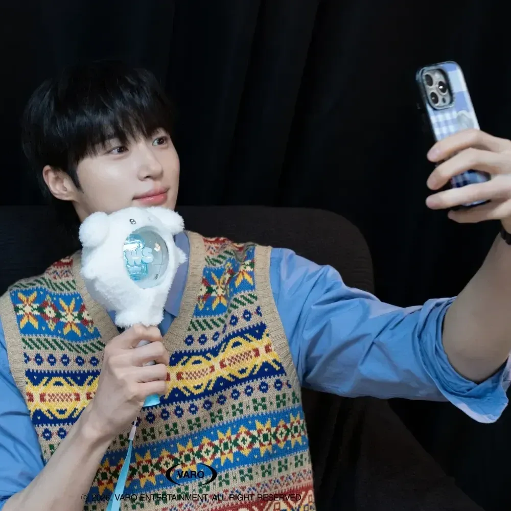 Behind-the-scenes cut of Byeon Wooseok