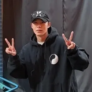 Behind-the-scenes cut of Lee Jaewook
