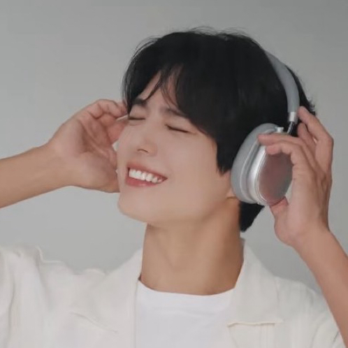 A moment captured by a fan of Park Bogum