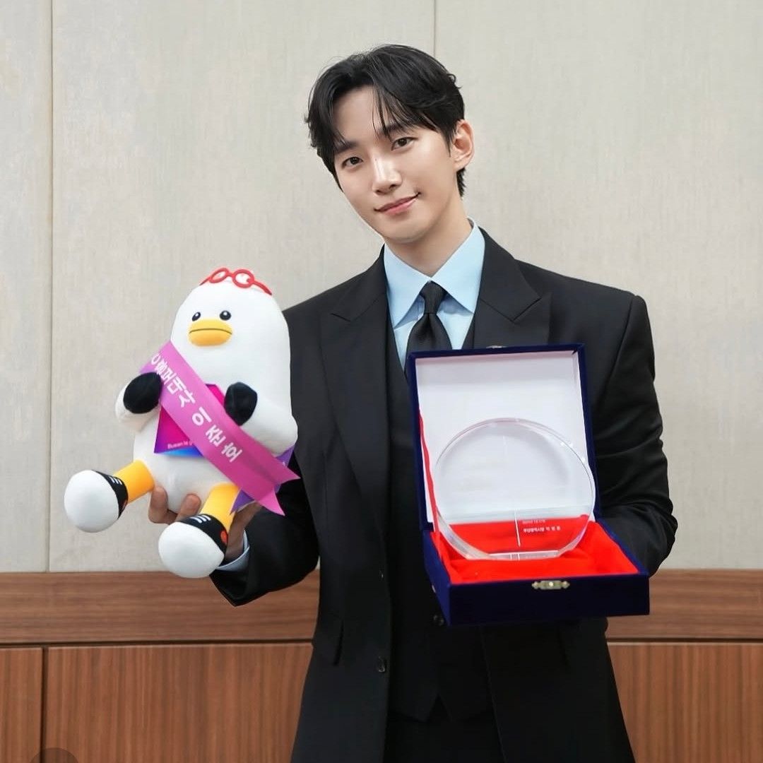 イ・ジュノのビハインドカット