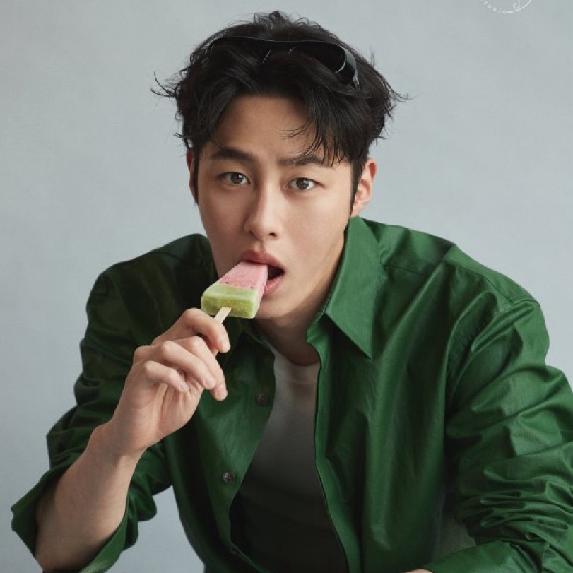 Behind-the-scenes cut of Lee Jaewook