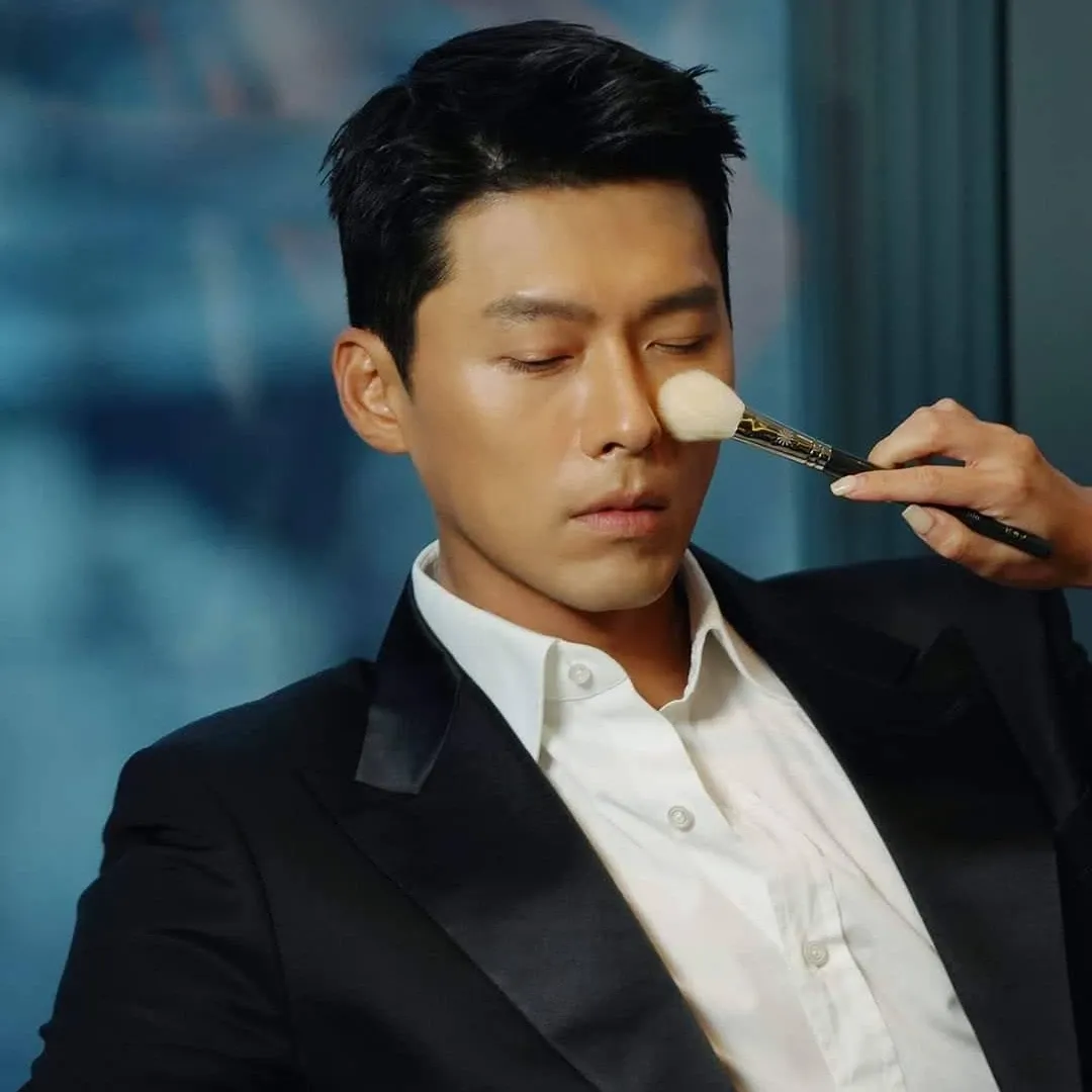 Momen yang diabadikan oleh penggemar Hyun Bin