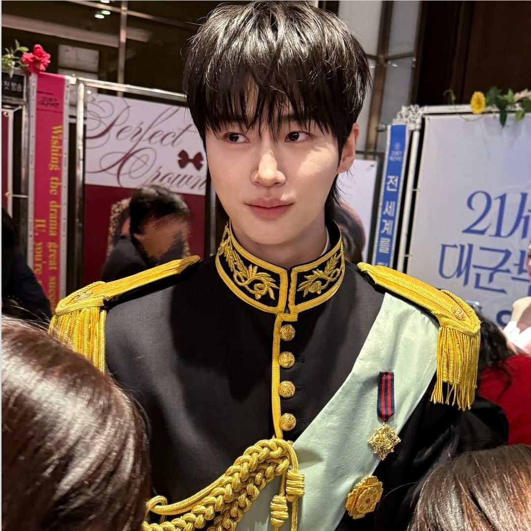 边佑锡的最新照片